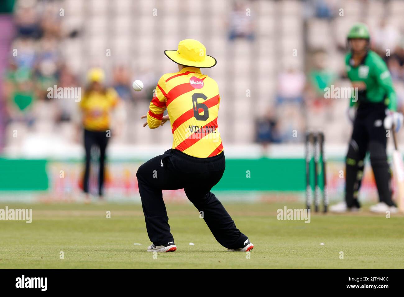 Elyse Villani von Trent Rocket fängt den Ball von Sophia Dunkely von Southern Brave beim Hundert-Eliminator-Frauenspiel im Ageas Bowl in Southampton. Bilddatum: Freitag, 2. September 2022. Stockfoto