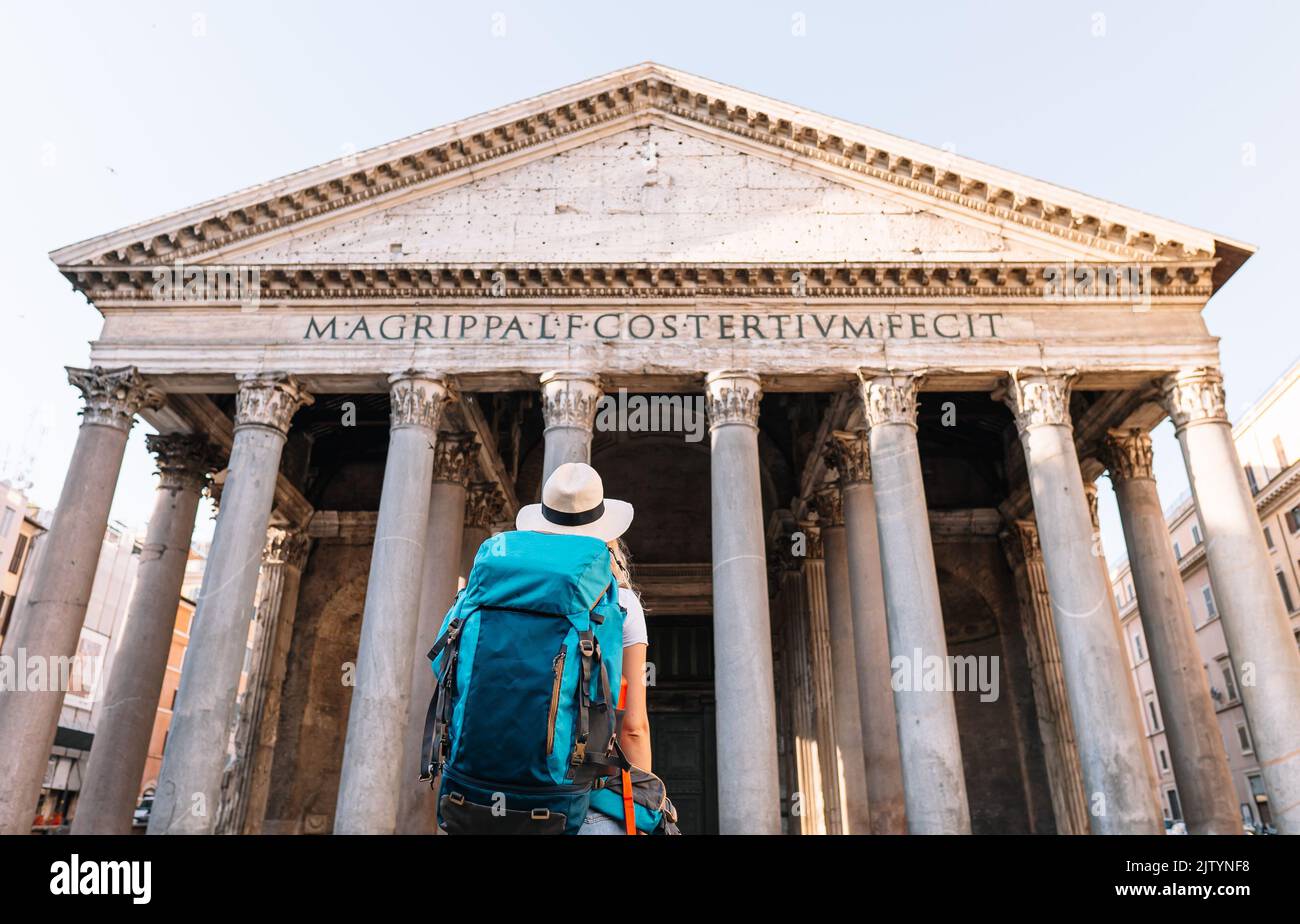 Das junge Mädchen erkundet die Stadt mit ihrem Rucksack an einem sonnigen, digitalen Nomaden-Tag Stockfoto