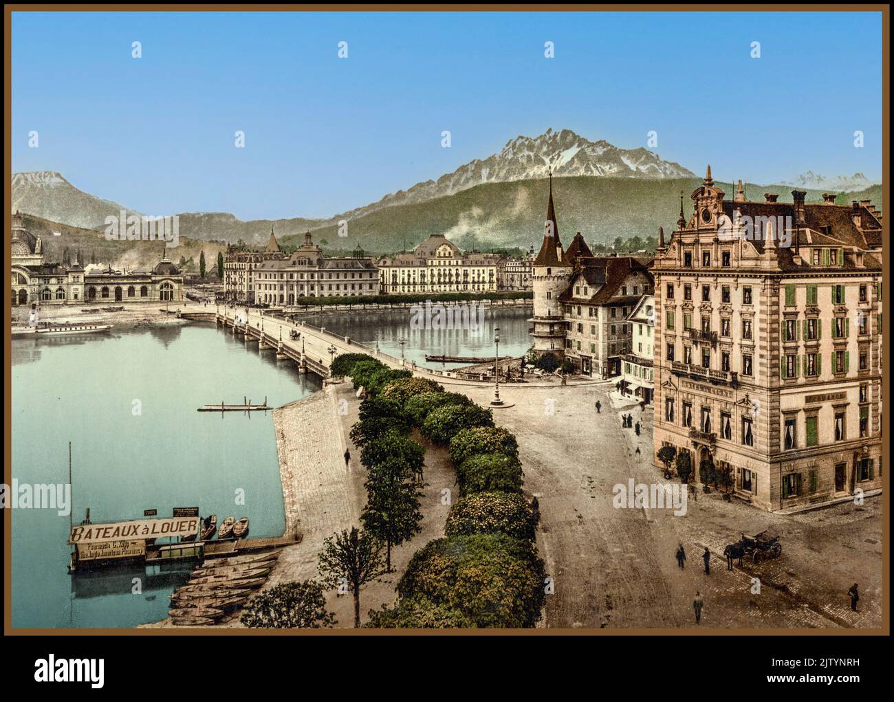 1900 Luzern mit neuer Brücke und Pilatus, Hotel de Cygne im Vordergrund Schweiz historische Photochrom Reise Postkarte Farbtechnik Stockfoto