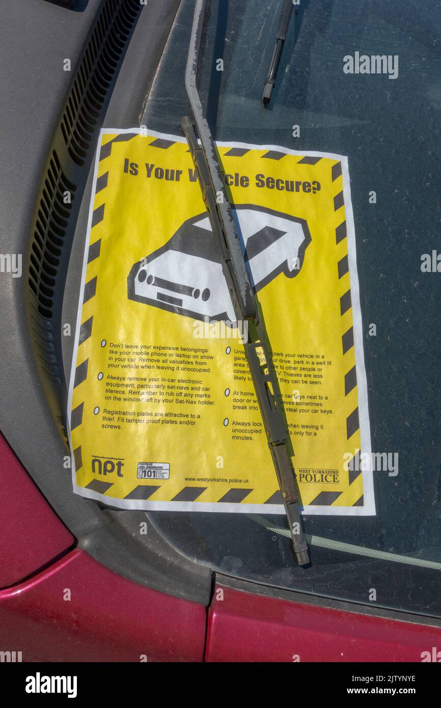 „Ist Ihr Fahrzeug Sicher?“ Poster auf einer Windschutzscheibe, platziert von der West Yorkshire Police in Leeds, West Yorkshire, Großbritannien. Stockfoto