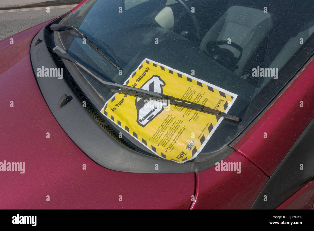 „Ist Ihr Fahrzeug Sicher?“ Poster auf einer Windschutzscheibe, platziert von der West Yorkshire Police in Leeds, West Yorkshire, Großbritannien. Stockfoto