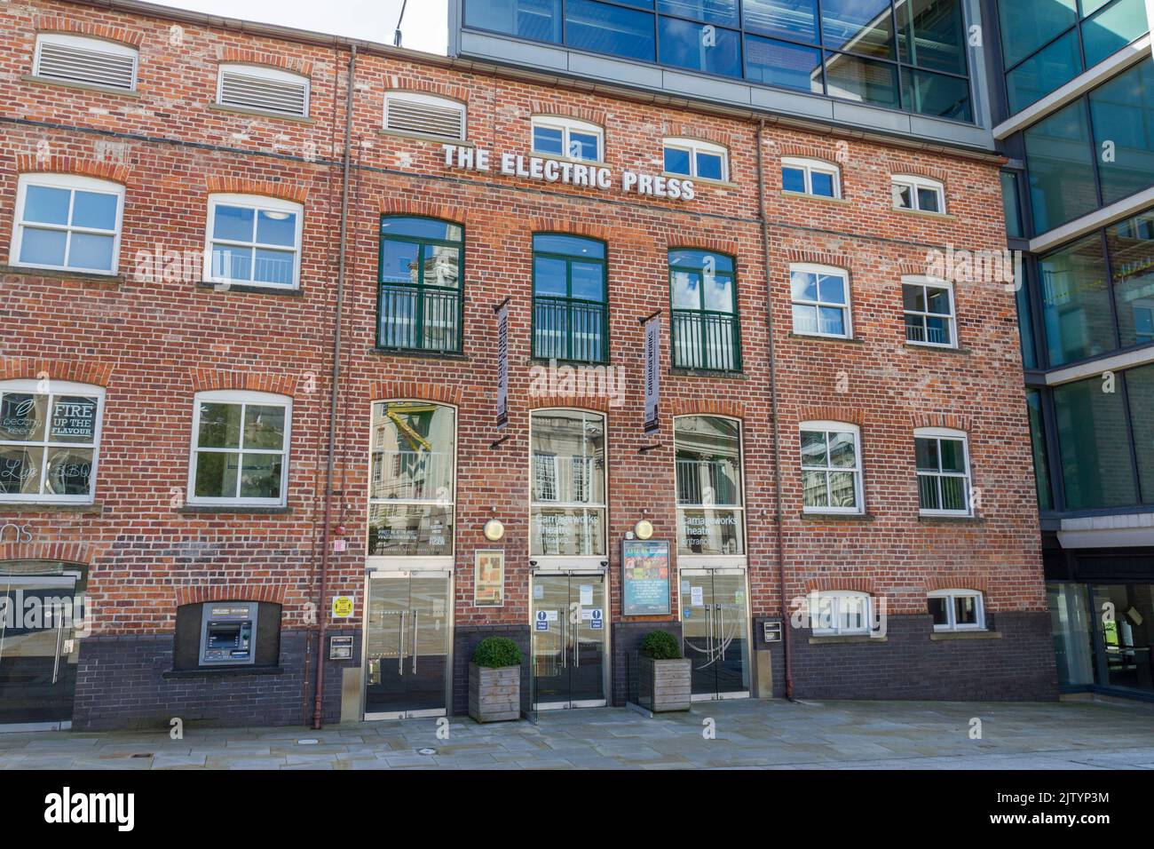 Das legendäre, unter Denkmalschutz 2 stehende Electric Press-Gebäude und der Eingang zum Carriageworks Theatre in Leeds, West Yorkshire, Großbritannien. Stockfoto