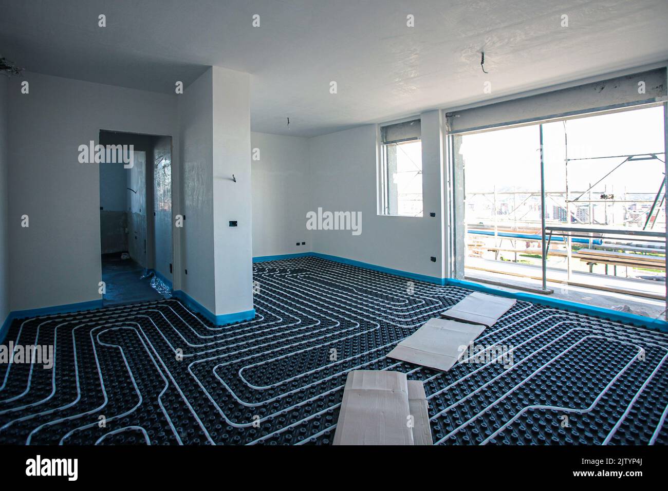 Fußbodenheizung. Fußbodenheizung in einem modernen Gebäude im Bau. Stockfoto