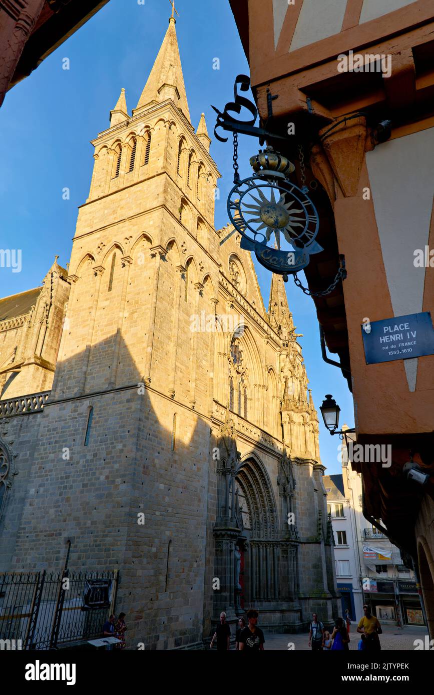 Vannes Bretagne Frankreich. Kathedrale von Saint-Pierre auf dem Platz Henry IV Stockfoto