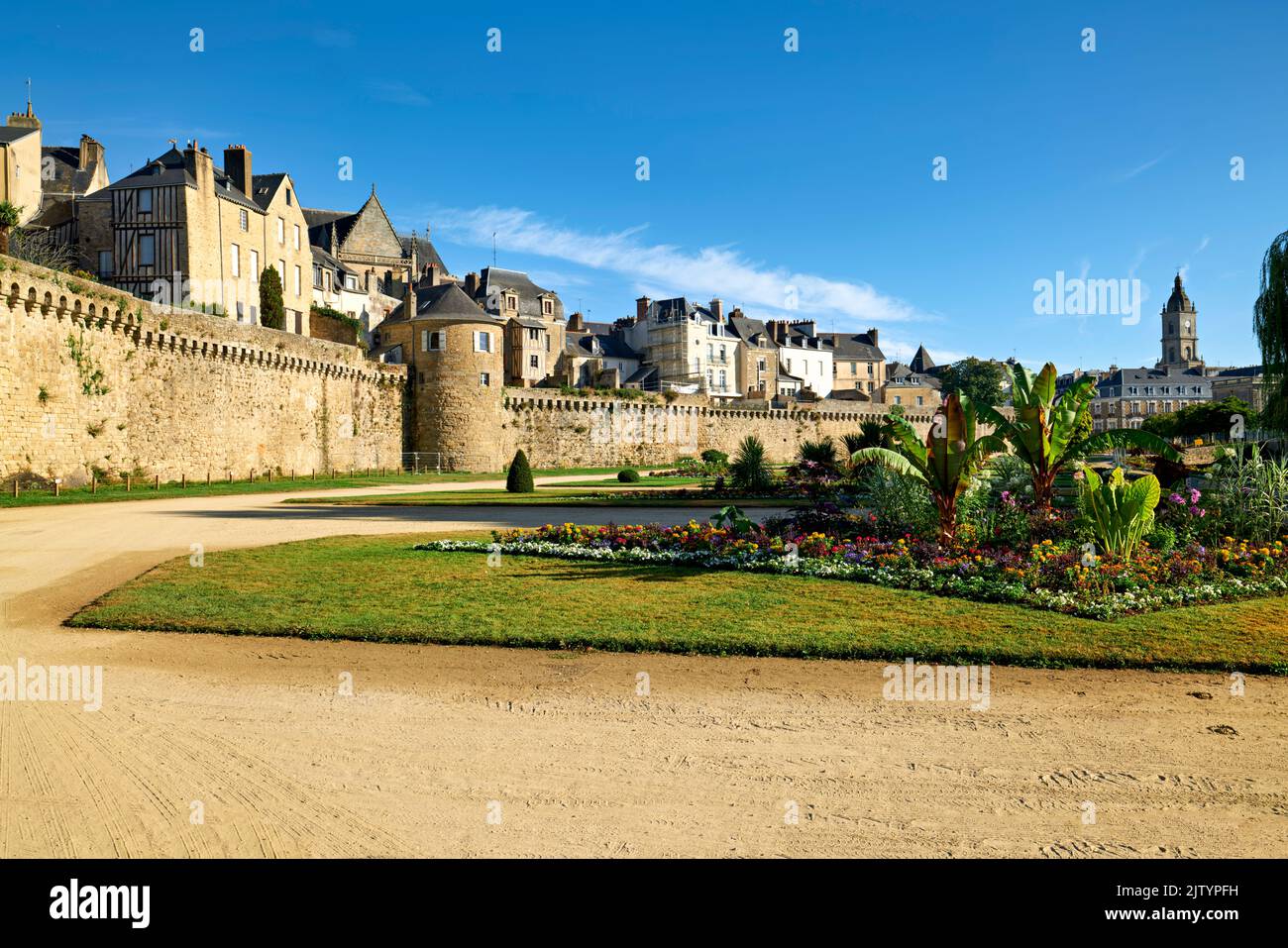 Vannes Bretagne Frankreich. Gärten an den Stadtmauern Stockfoto