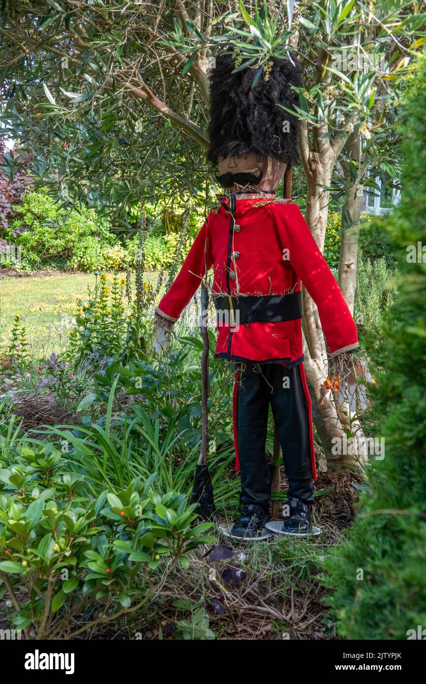 royal Guard Vogelscheuche mit Bärenfellhut und Vollkleideruniform Stockfoto