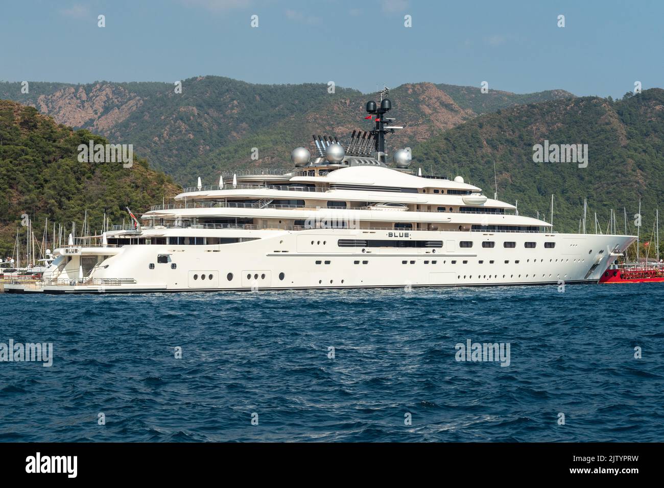 Marmaris, Türkei – 2. September 2022. Blaue Superyacht im Besitz des Emiratischen Milliardärs Sheikh Mansour, im Hafen von Netsel Marina in Marmaris, Türkei. Früher Stockfoto