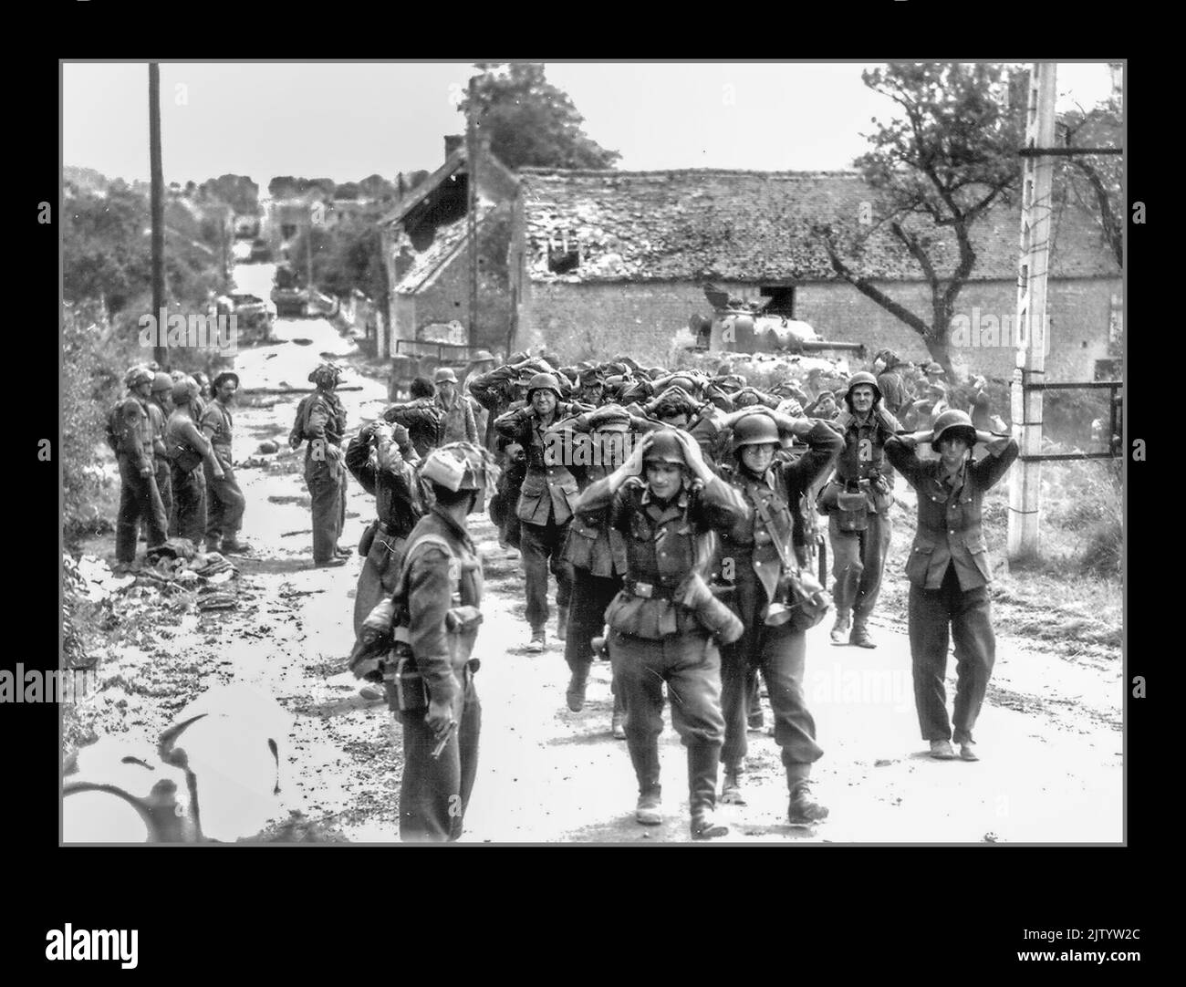 WW2 Kapitulation der Normandie in Saint-Lambert-sur-Dive Normandy France geben sich die Streitkräfte der Nazi-deutschen Armee mit den Händen auf dem Kopf auf. Die Wehrmacht war die Vereinigten Streitkräfte von Nazi-Deutschland von 1935 bis 1945 Datum 21. August 1944 Zweiten Weltkrieg Zweiten Weltkrieg Stockfoto