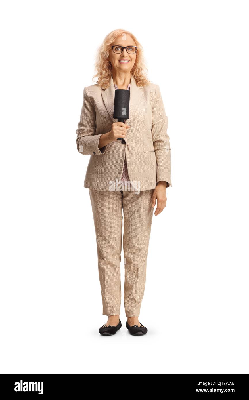 Porträt einer weiblichen tv-Moderatorin in voller Länge mit einem Mikrofon, das auf weißem Hintergrund isoliert ist Stockfoto