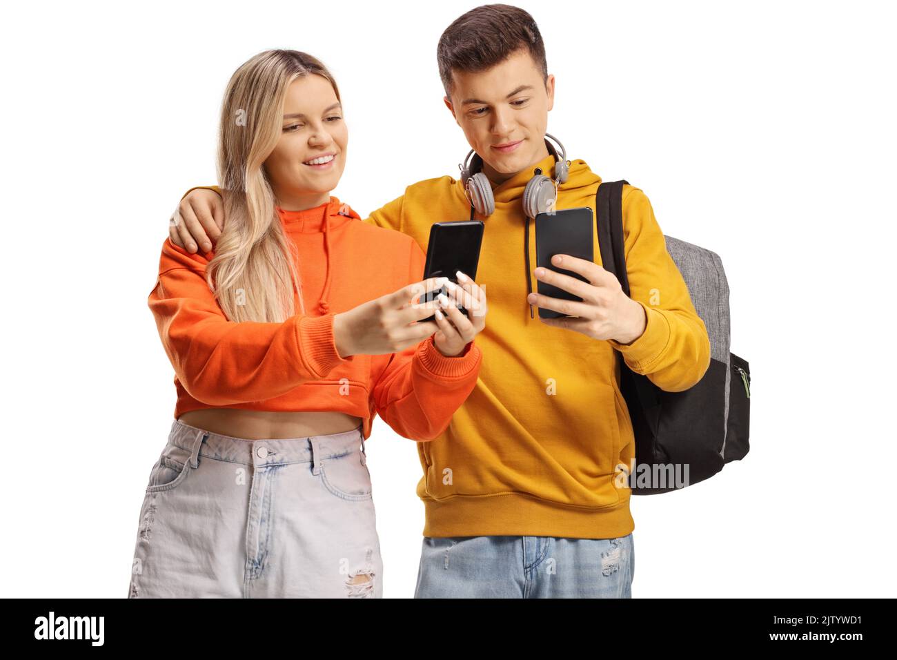 Trendy junges Paar mit Mobiltelefonen isoliert auf weißem Hintergrund Stockfoto