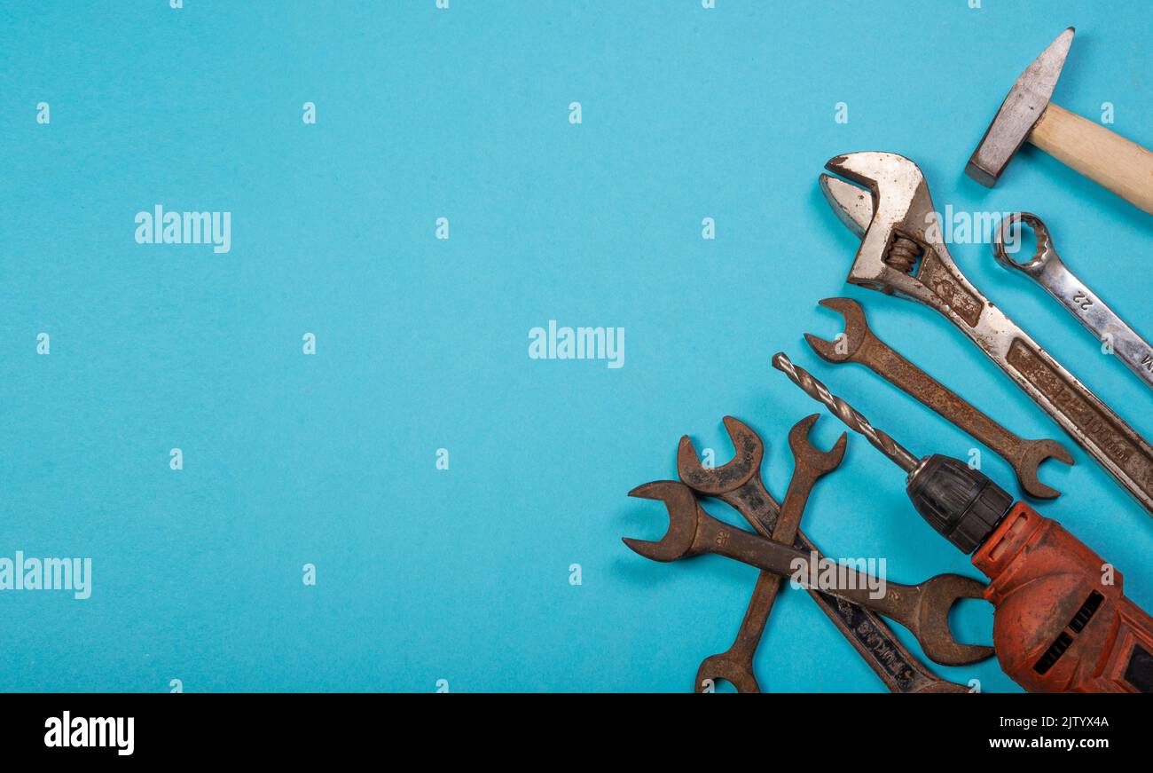 Hardware-Tools mit Bohrmaschine auf blauem Banner-Vorlage für den Arbeitstag. Stockfoto