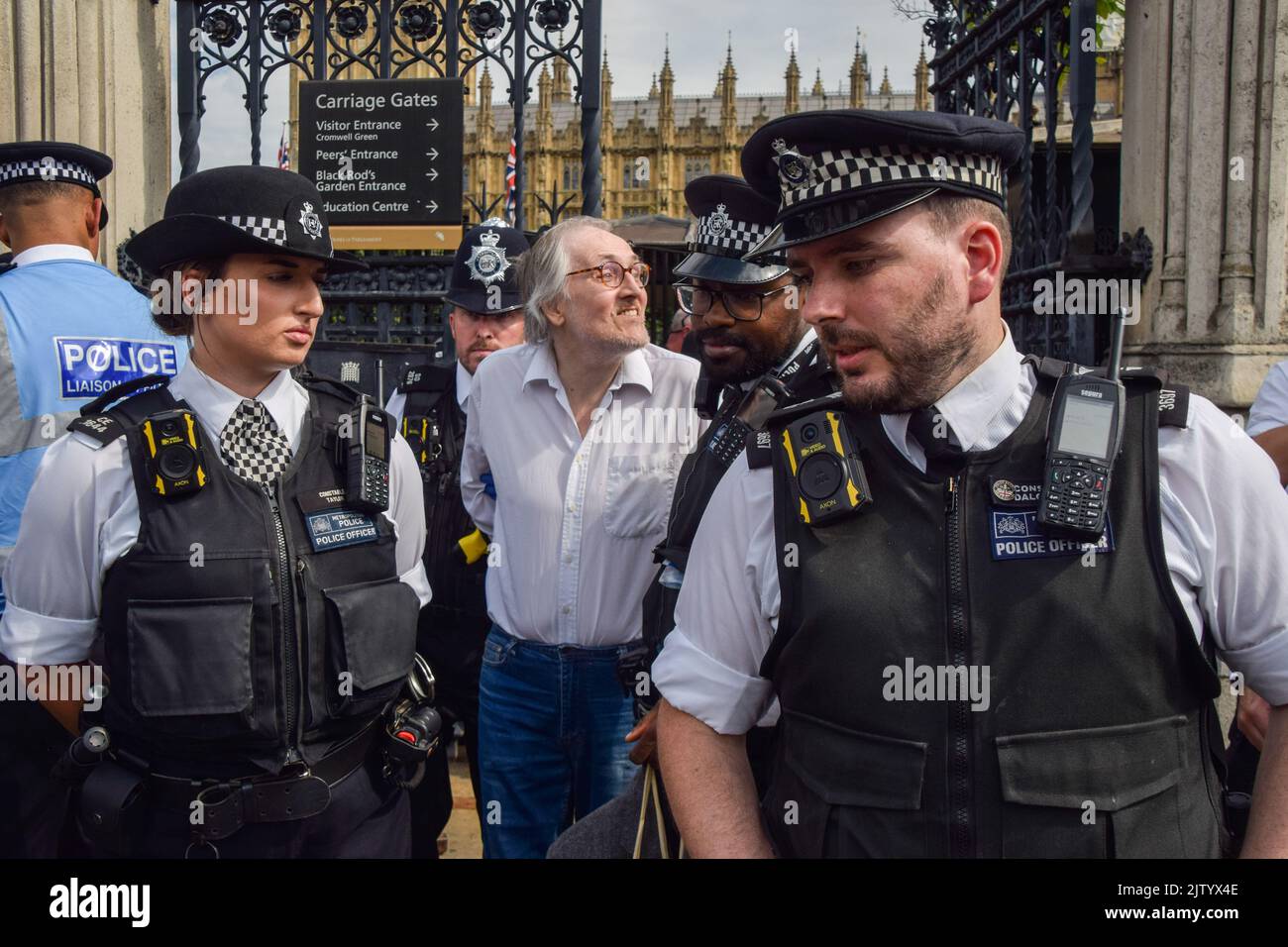 London, Großbritannien. 2.. September 2022. Die Polizei verhaftete einen Protestierenden, der vor dem Parlament auf den Boden geklebt wurde. Die Demonstranten der Extinction Rebellion klebten sich im Parlament ein, während andere sich nach draußen sperrten und festklebten und eine Bürgerversammlung forderten. Kredit: Vuk Valcic/Alamy Live Nachrichten Stockfoto