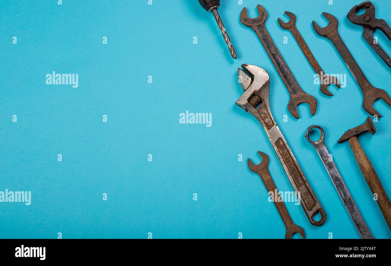 Verschiedene Hardware-Tools auf blauer Banner-Vorlage mit Kopierplatz. Stockfoto