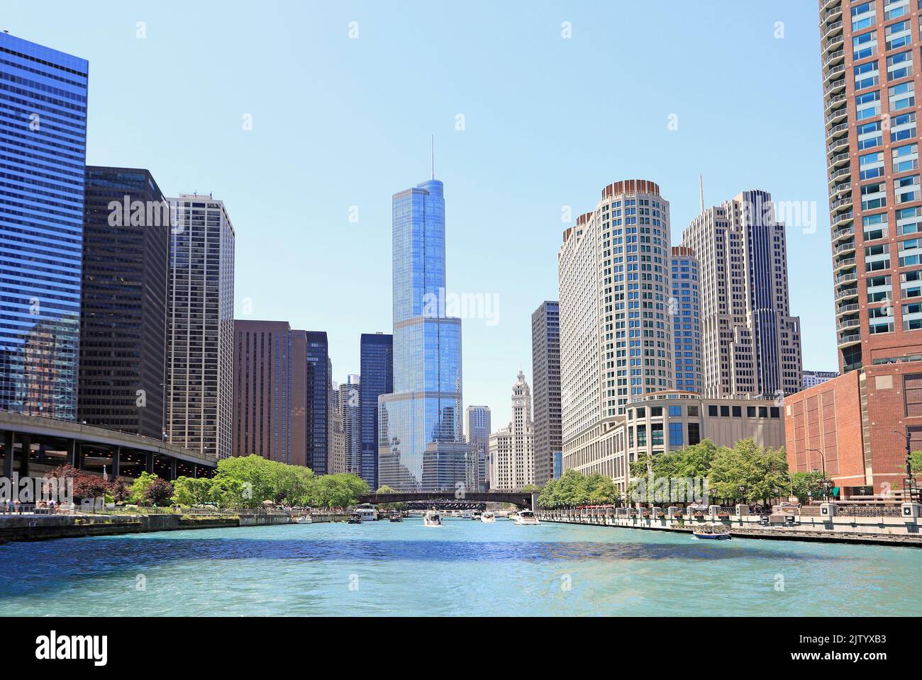 Chicago Sightseeing-Kreuzfahrt und Wolkenkratzer Skyline auf dem Fluss, Illinois, USA Stockfoto