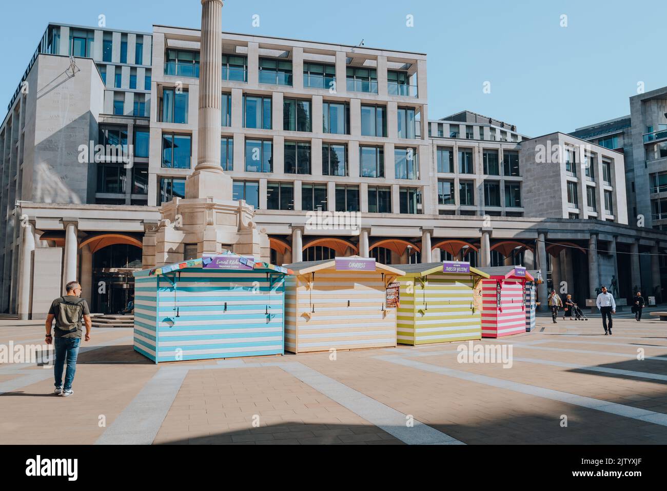 London, Großbritannien - 26. August 2022: Farbenfrohe Imbissbuden am Pamernoster Square, einer Stadtentwicklung im Besitz der Mitsubishi Estate Co, die sich neben dem Hotel befindet Stockfoto