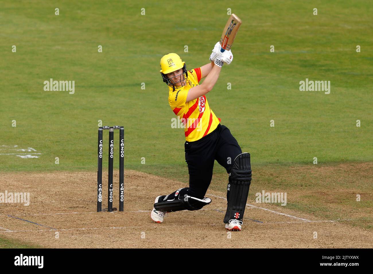 Elyse Villani von Trent Rockets trifft den Ball während des Spiels der Hundert Eliminator-Frauen beim Ageas Bowl in Southampton. Bilddatum: Freitag, 2. September 2022. Stockfoto