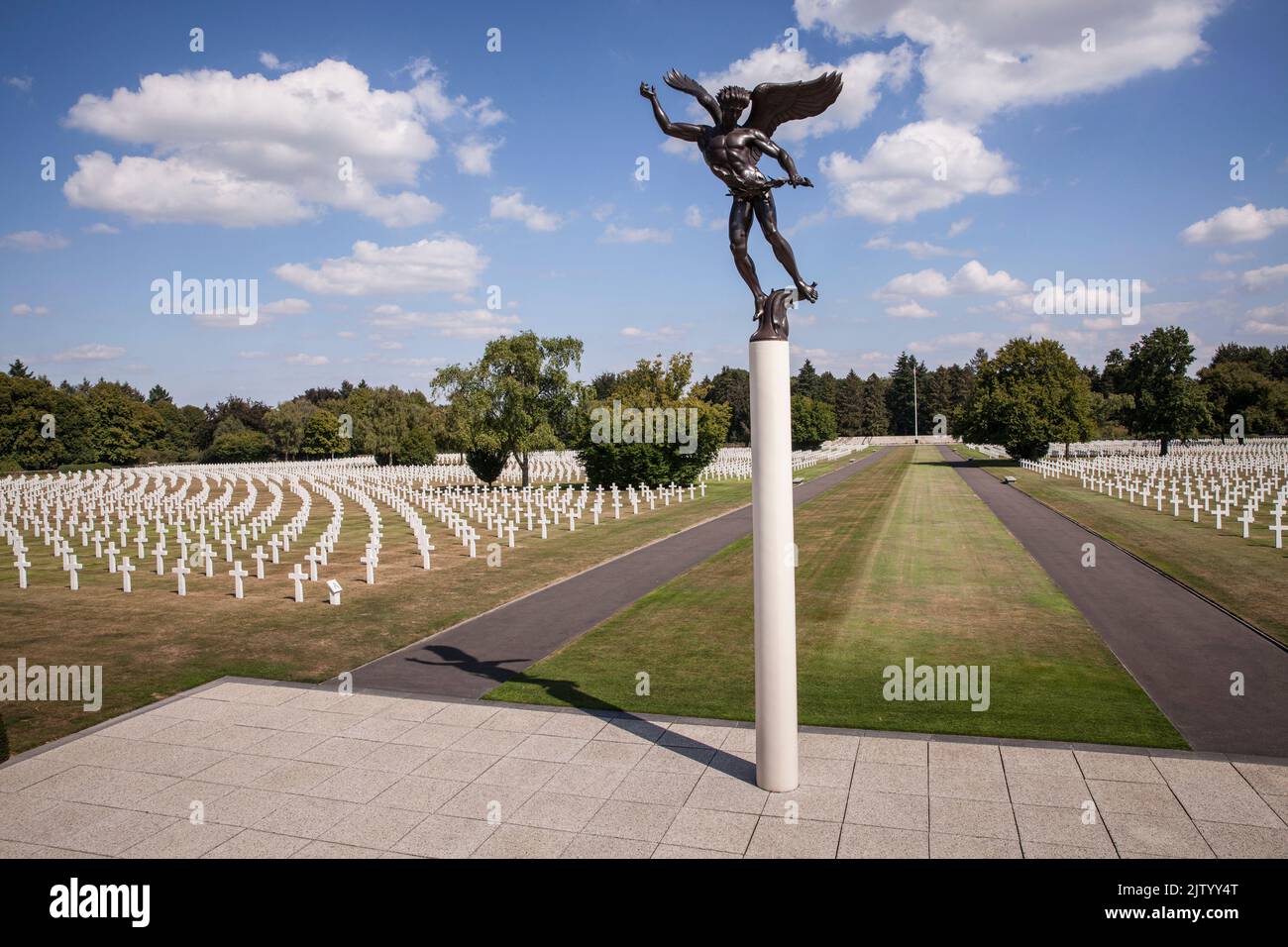 Henri-Chapelle American Cemetery and Memorial, US-Militärfriedhof in der Nähe von Welkenraedt, Wallonien, Belgien. Bronzener Erzengel mit Lorbeerzweig in Fron Stockfoto