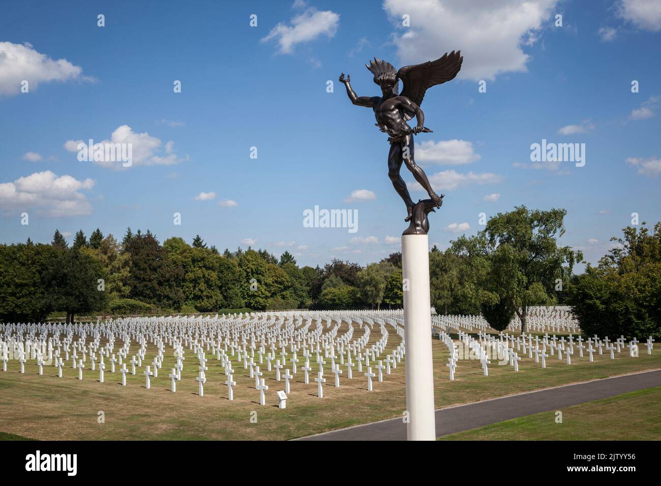 Henri-Chapelle American Cemetery and Memorial, US-Militärfriedhof in der Nähe von Welkenraedt, Wallonien, Belgien. Bronzener Erzengel mit Lorbeerzweig in Fron Stockfoto