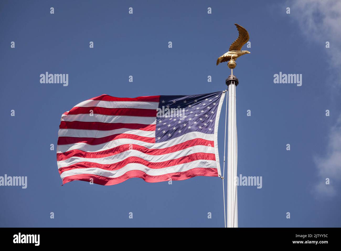 Henri-Chapelle American Cemetery and Memorial, US-Militärfriedhof in der Nähe von Welkenraedt, Wallonien, Belgien. Hoher Stock mit Stars and Stripes-Flagge und gol Stockfoto