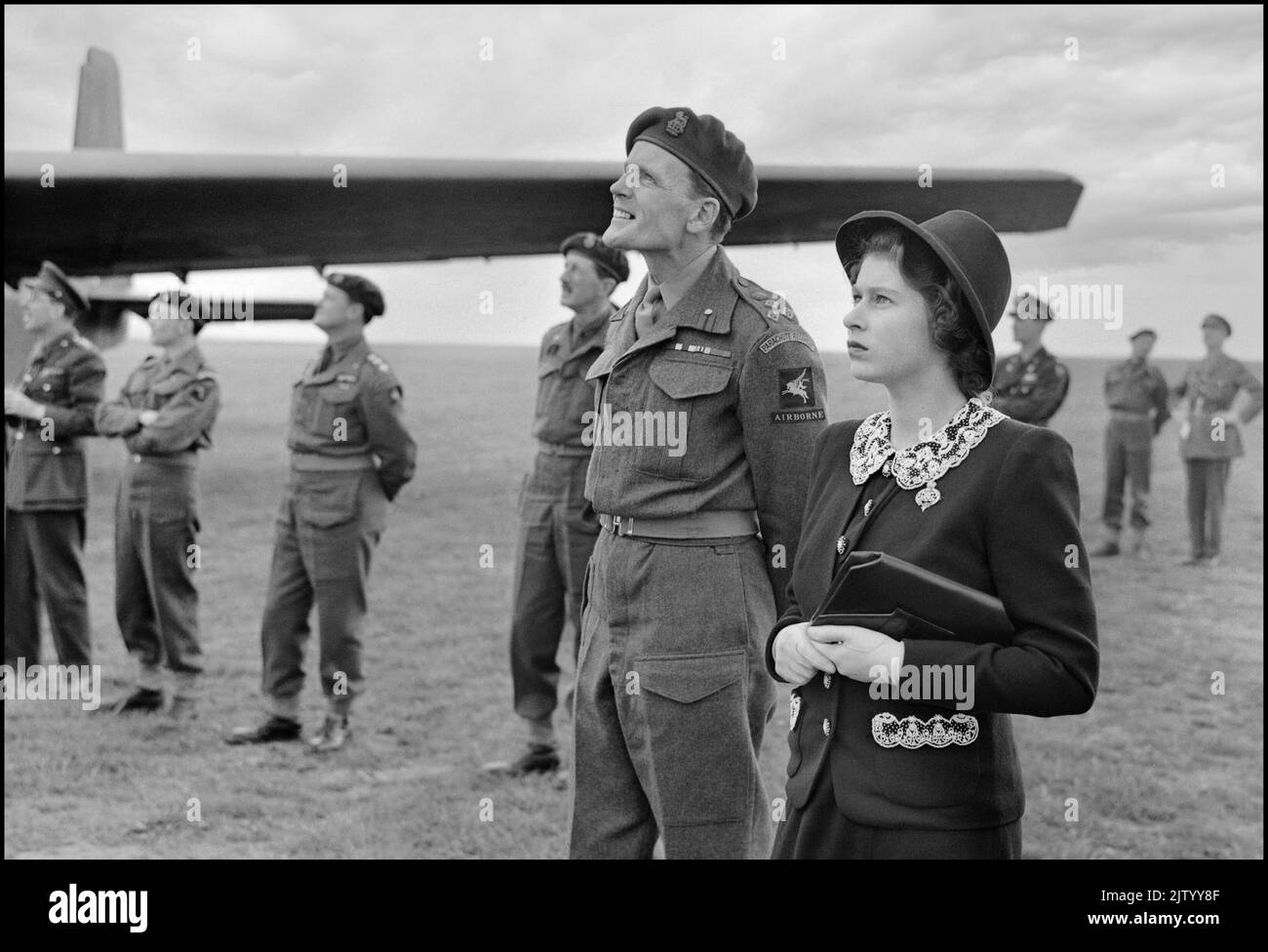 Prinzessin Elizabeth WW2 zu Besuch bei Lufttruppen, 1944. Mai Prinzessin Elizabeth (Königin Elizabeth II.) beobachtete Fallschirmspringer, die Fallschirmabwürfe während eines Besuchs bei Luftstreitkräften in England im Vorfeld des D-Day probten. D-Day, Normandy Landings 1944, Nordwesteuropa, zweiter Weltkrieg Stockfoto