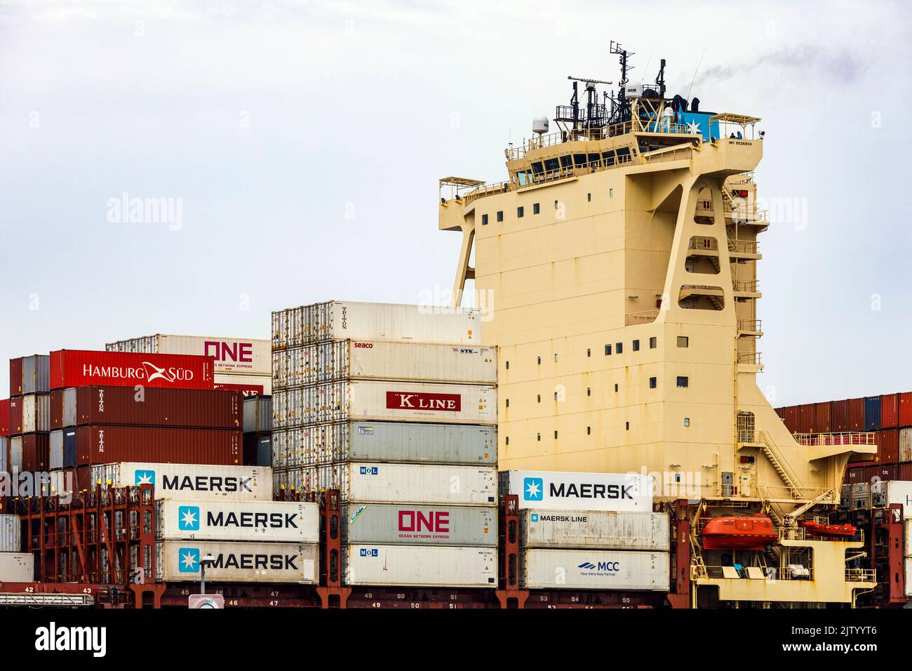 Das Containerschiff Maersk Luz befindet sich im Überseehafen Bremerhaven Stockfoto
