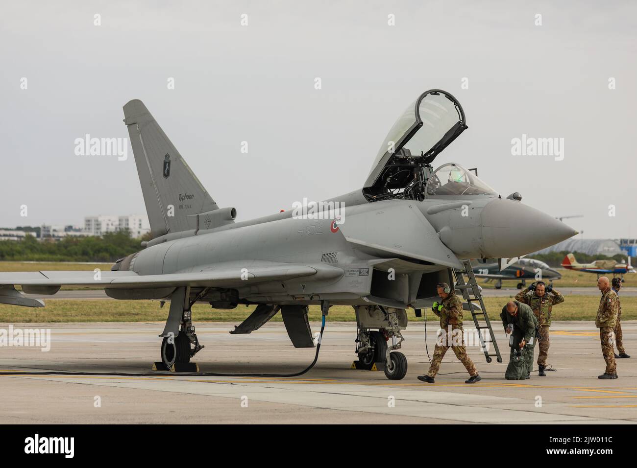 Bukarest, Rumänien - 2. September 2022: Eurofighter Typhoon-Kämpfer der rumänischen Luftstreitkräfte auf dem Aurel Vlaicu Flughafen in Bukarest. Stockfoto