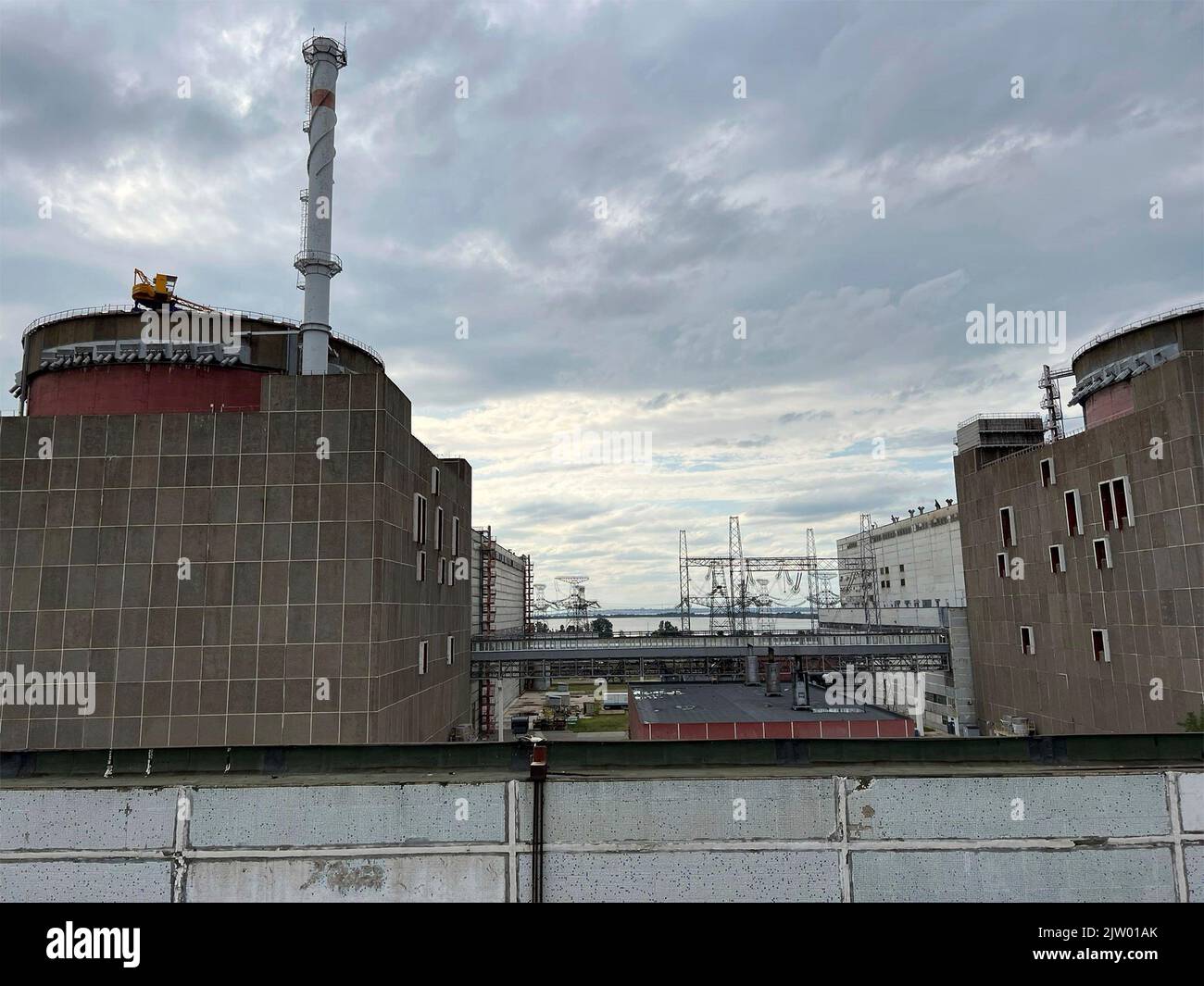 Enerhodar, Ukraine. 02. September 2022. Außenansicht des Atomkraftwerks Saporizhzhia nach der Ankunft des IAEO-Teams für nukleare Sicherheit am 2. September 2022 in Enerhodar, Ukraine. Kredit: IAEA Mission/IAEA Imagebank/Alamy Live Nachrichten Stockfoto