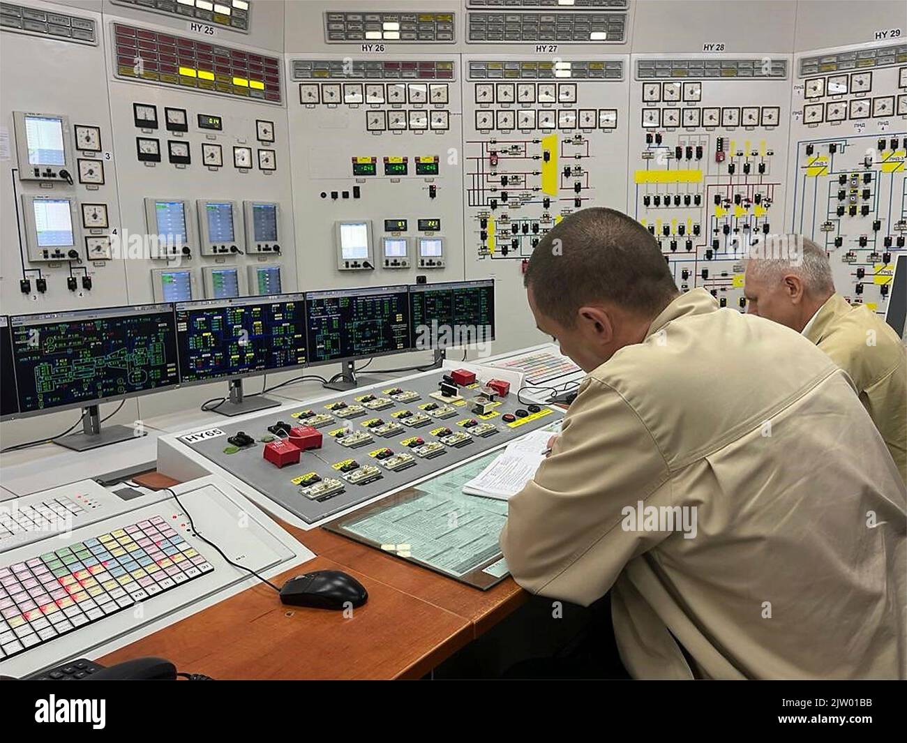 Enerhodar, Ukraine. 02. September 2022. Ukrainische Arbeiter an ihren Stellungen im Kontrollraum des Kernkraftwerks Saporischschschja, 2. September 2022 in Enerhodar, Ukraine. Kredit: IAEA Mission/IAEA Imagebank/Alamy Live Nachrichten Stockfoto