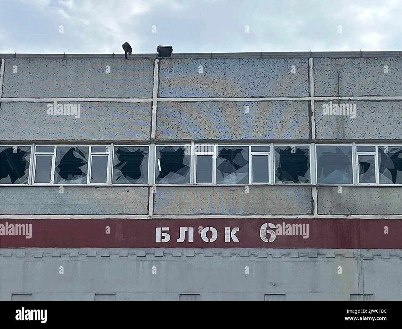 Enerhodar, Ukraine. 02. September 2022. Außenansicht der Fenster, die durch die Kämpfe im Kernkraftwerk Saporizhzhia ausgeblasen wurden, nachdem das IAEO-Team für nukleare Sicherheit am 2. September 2022 in Enerhodar, Ukraine, eintraf. Kredit: IAEA Mission/IAEA Imagebank/Alamy Live Nachrichten Stockfoto