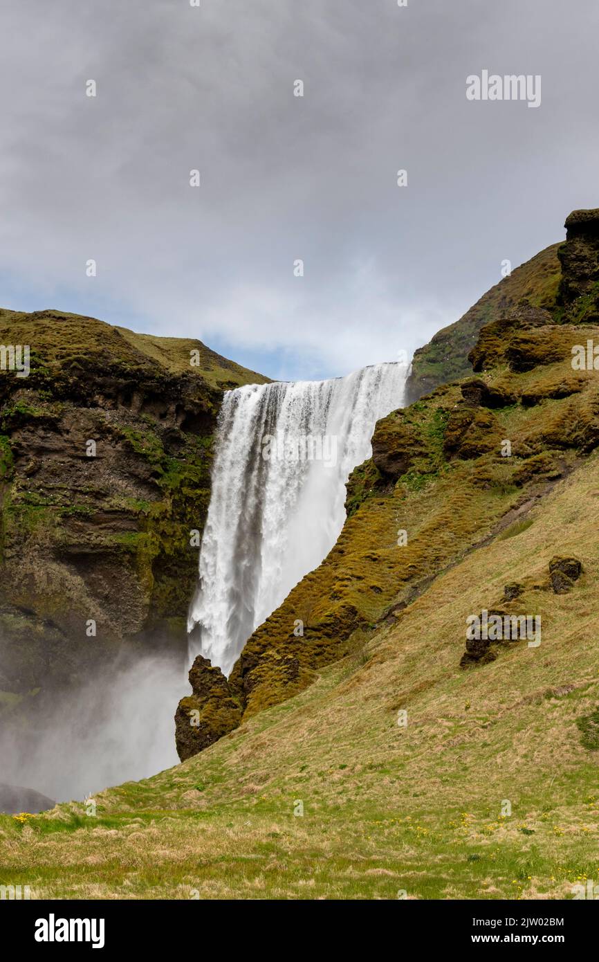 Skógafoss, ein großer Wasserfall am Fluss Skóga, südlicher Teil Islands. Stockfoto