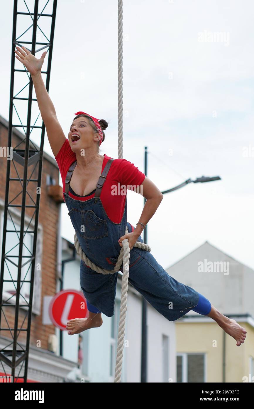 Akrobaten vom No Fit State Circus beim Clifton Street Festival, 2022 Stockfoto
