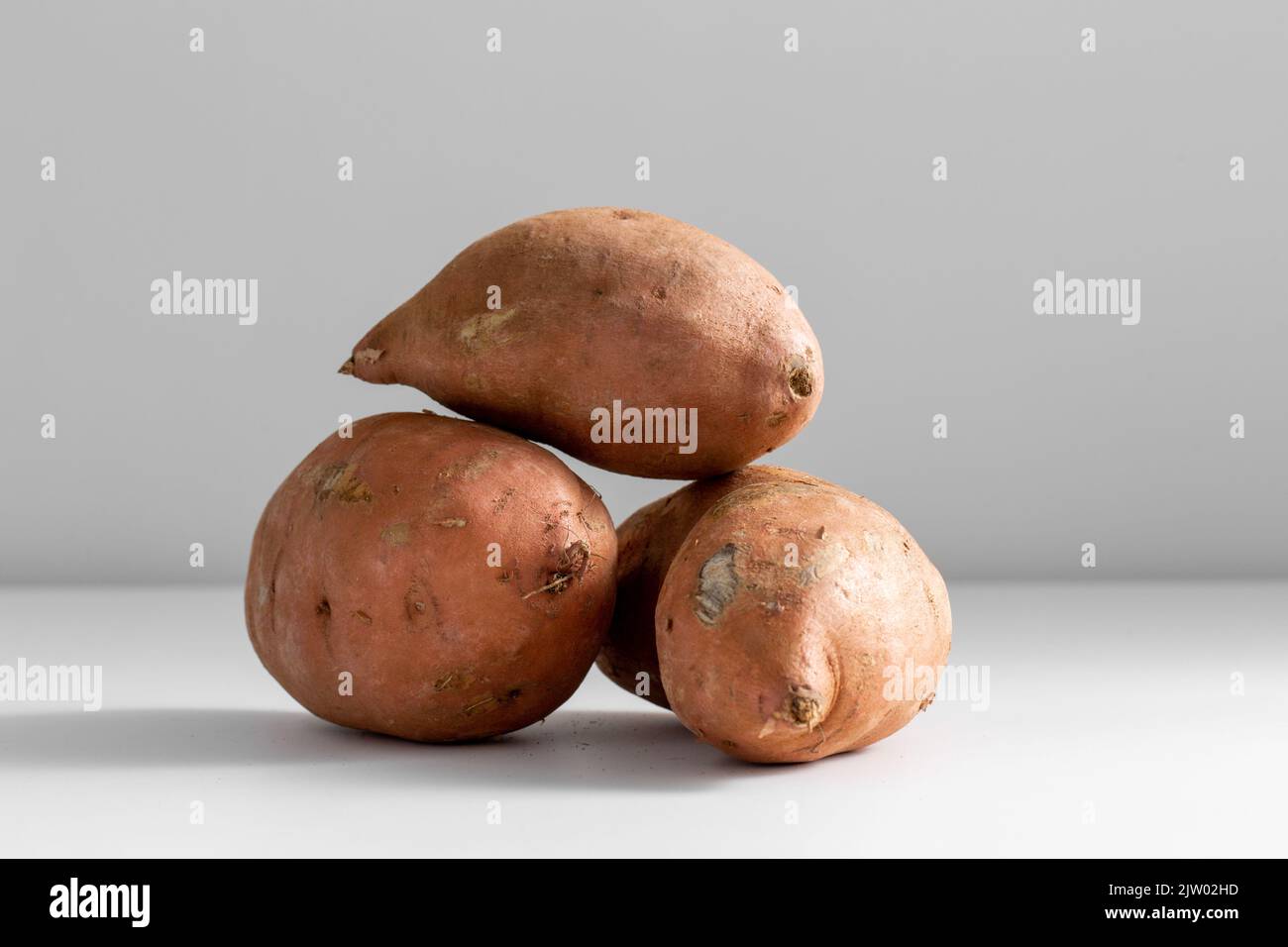 Nahaufnahme von Süßkartoffeln auf dem Tisch Stockfoto