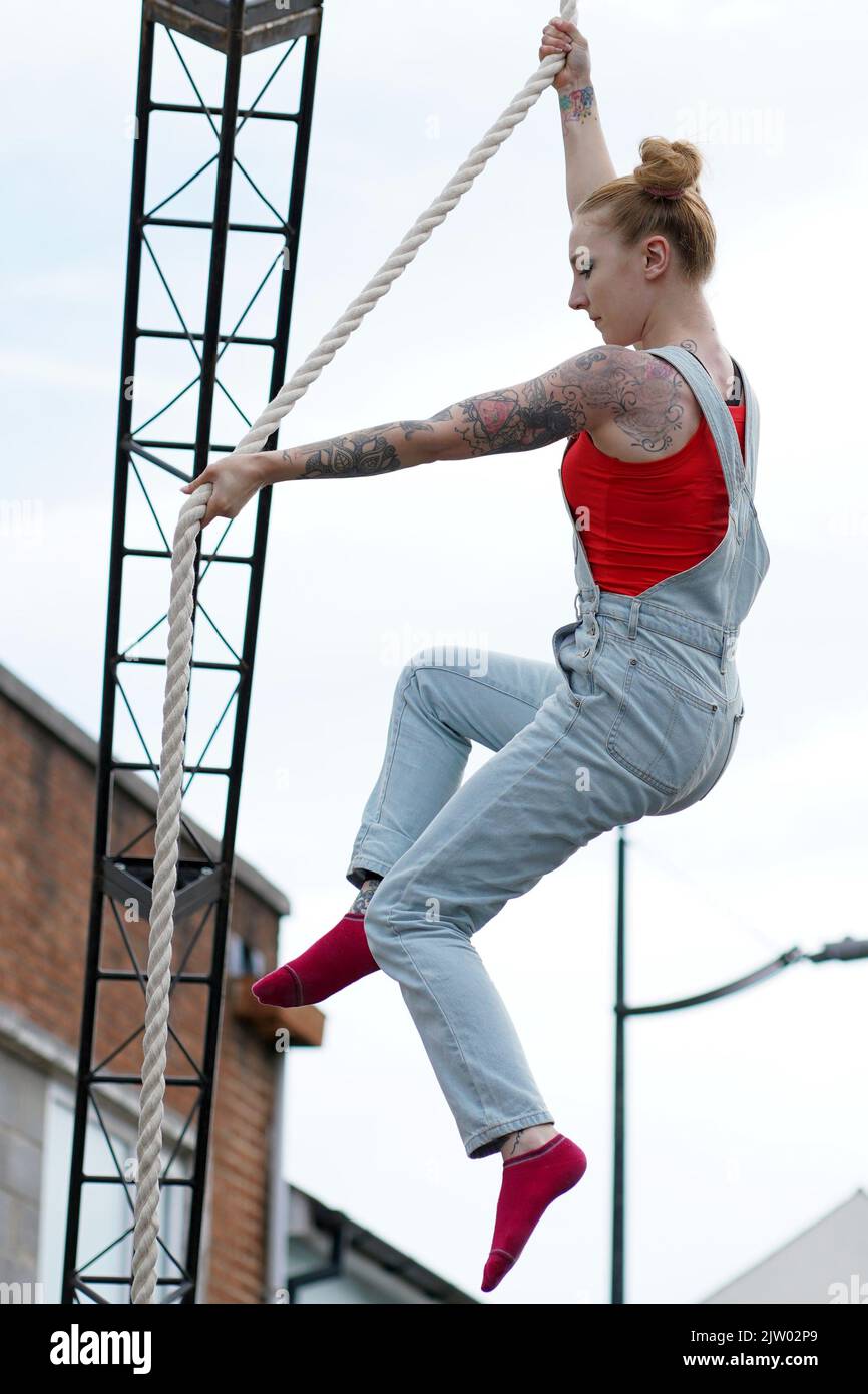 Akrobaten vom No Fit State Circus beim Clifton Street Festival, 2022 Stockfoto