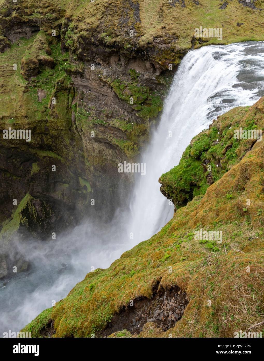 Skógafoss, ein großer Wasserfall am Fluss Skóga, südlicher Teil Islands. Stockfoto