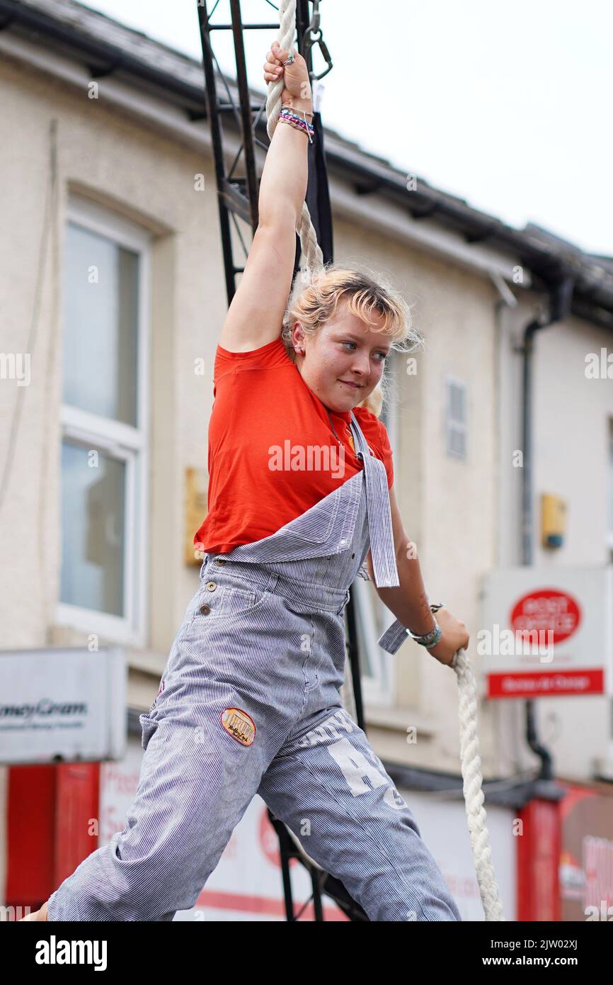 Akrobaten vom No Fit State Circus beim Clifton Street Festival, 2022 Stockfoto