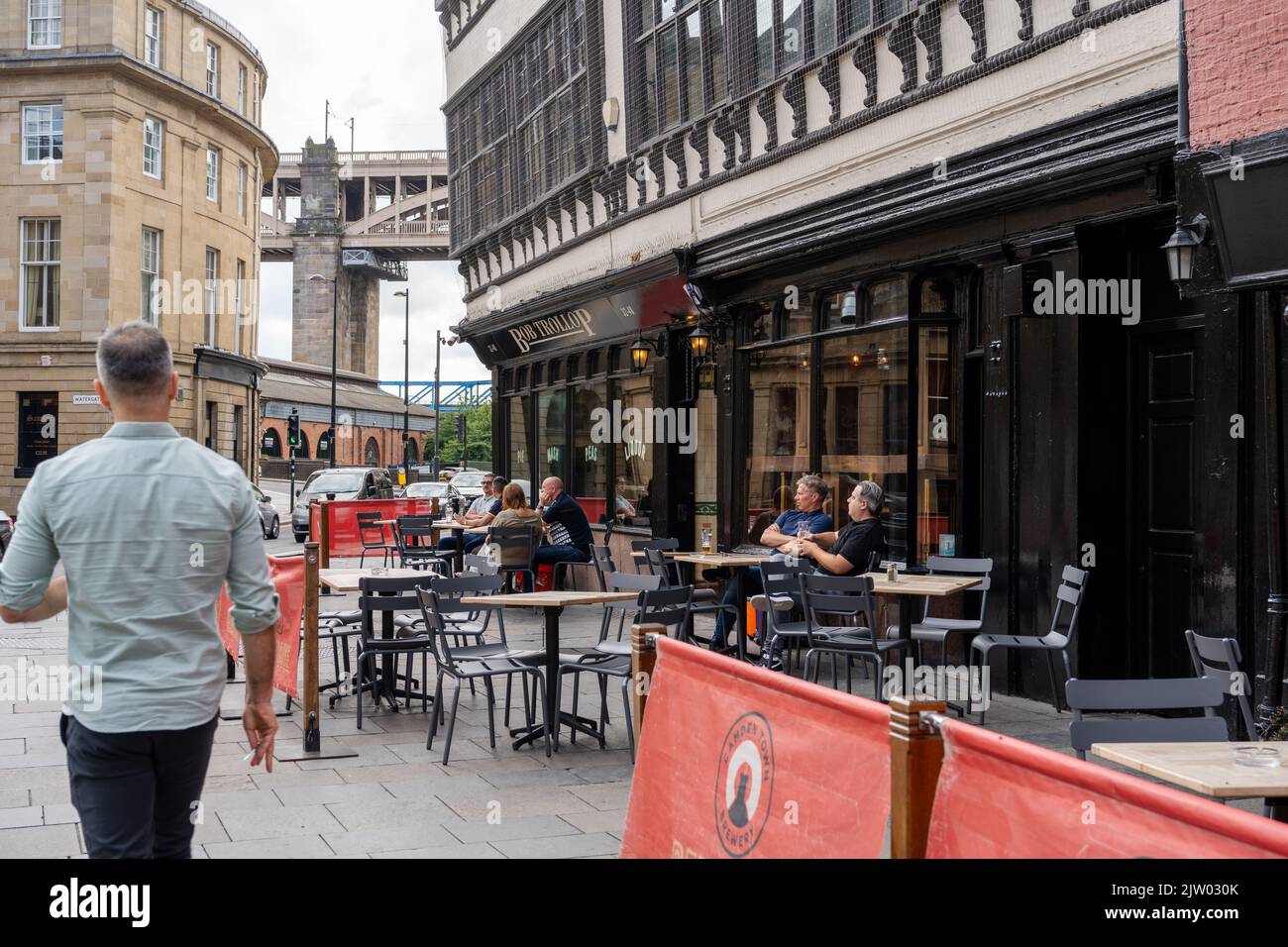 Menschen, die vor Bob Trollops Bar in der Nähe des Quayside, Newcastle upon Tyne, Großbritannien, Bier trinken Stockfoto