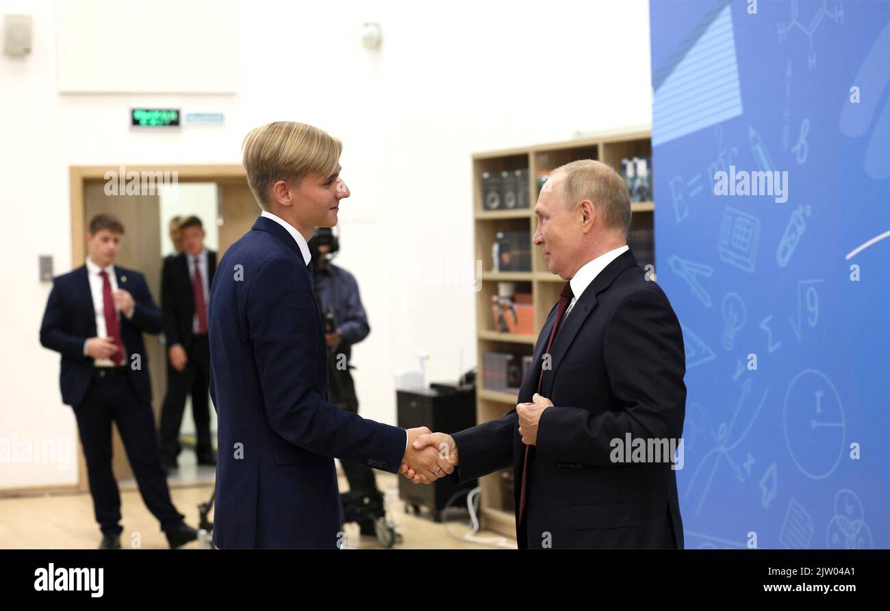 Königsberg, Russland. 01. September 2022. Der russische Präsident Wladimir Putin schüttelt nach einem offenen Unterricht mit den Gewinnern von kulturellen, wissenschaftlichen und sportlichen Studentenwettbewerben im Museum- und Theaterpädagogischen Komplex am 1. September 2022 in der russischen Stadt Königsberg die Hände eines Studenten. Kredit: Gavriil Grigorov/Kremlin Pool/Alamy Live Nachrichten Stockfoto