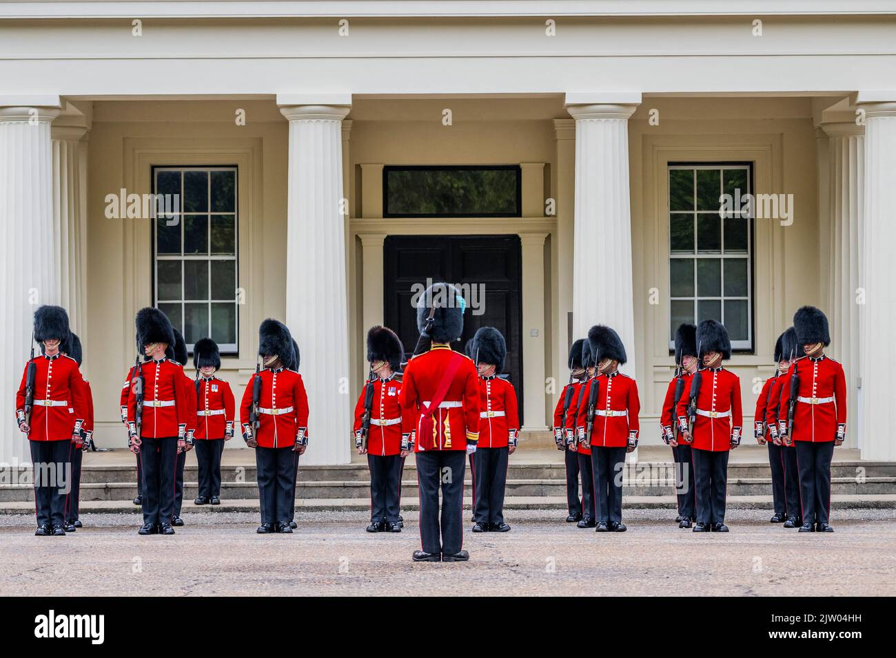 London, Großbritannien. 2. September 2022. Die Irish Guards bilden zwei neue Unternehmen und die Nummer 12 der Company bildet sich zur Inspektion in Wellington Barracks und Mounts the Queen's Guard im Buckingham Palace - im Rahmen des Modernisierungsprogramms ‘Future Soldier' der Armee werden zwei neue Foot Guards Public Oties Companies (PDCs) gegründet, Die Wiederbelebung der Traditionen und Ethos der historischen und Schlacht geehrt 2. Bataillon Irish Guards. Kredit: Guy Bell/Alamy Live Nachrichten Stockfoto