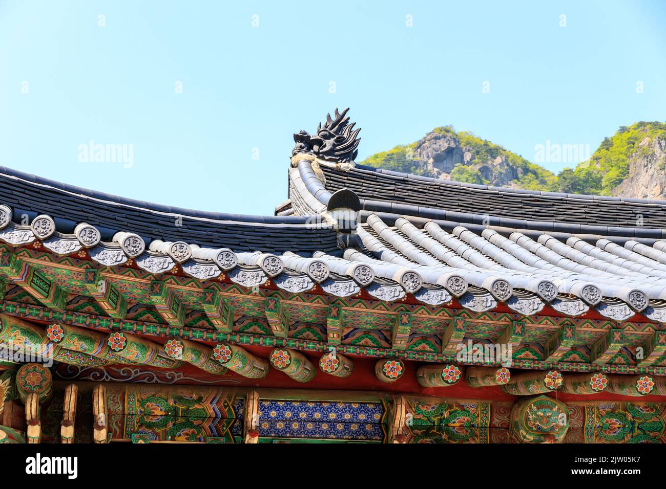 Traditionelle koreanische Traufe. Die Traufe der traditionellen Tempel. Schöne koreanische traditionelle Traufe. Stockfoto