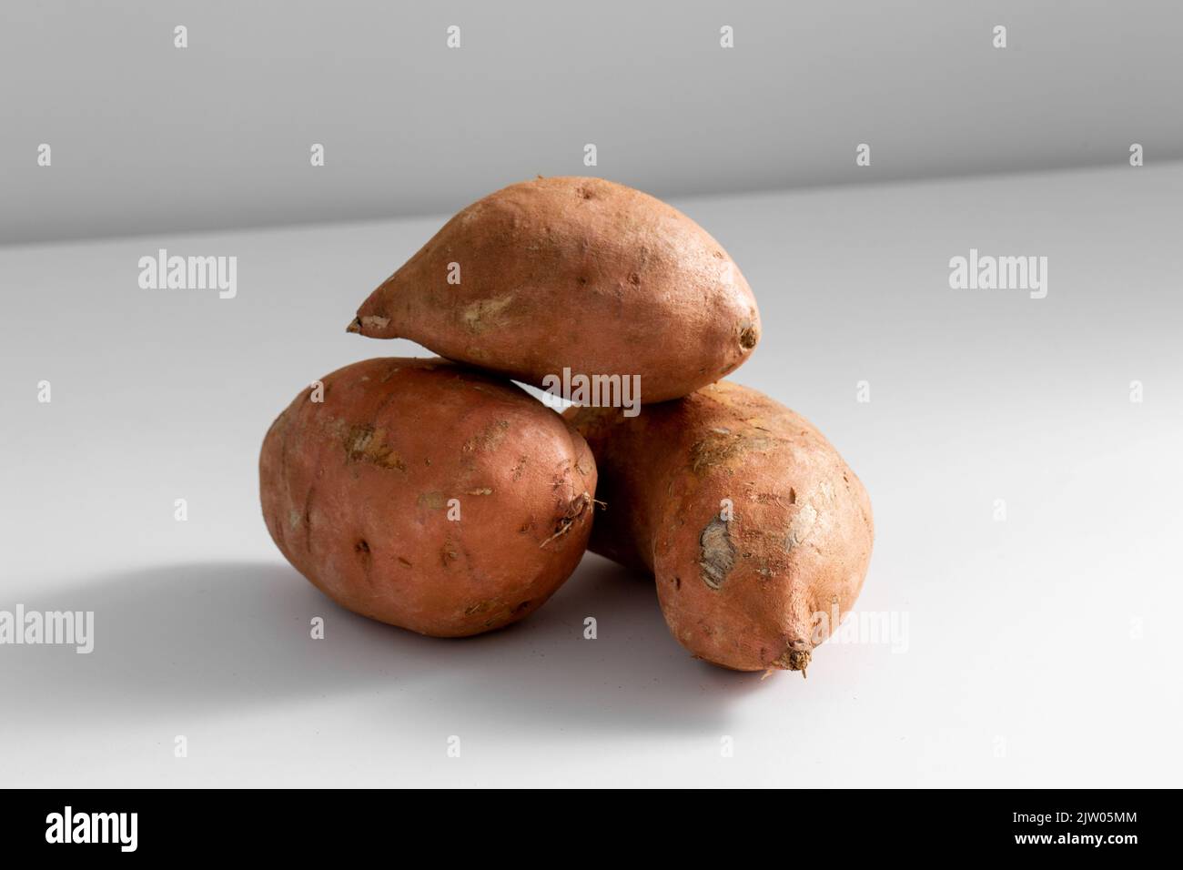 Nahaufnahme von Süßkartoffeln auf dem Tisch Stockfoto