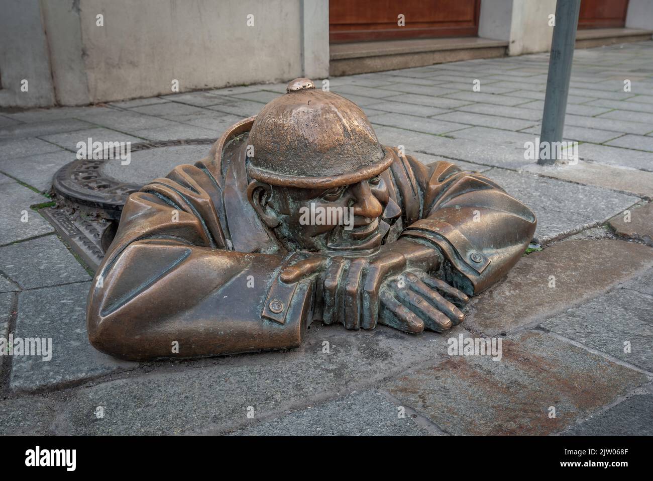 Mann bei der Arbeit Skulptur (Cumil von Viktor Hulík , 1997) - Bratislava, Slowakei Stockfoto