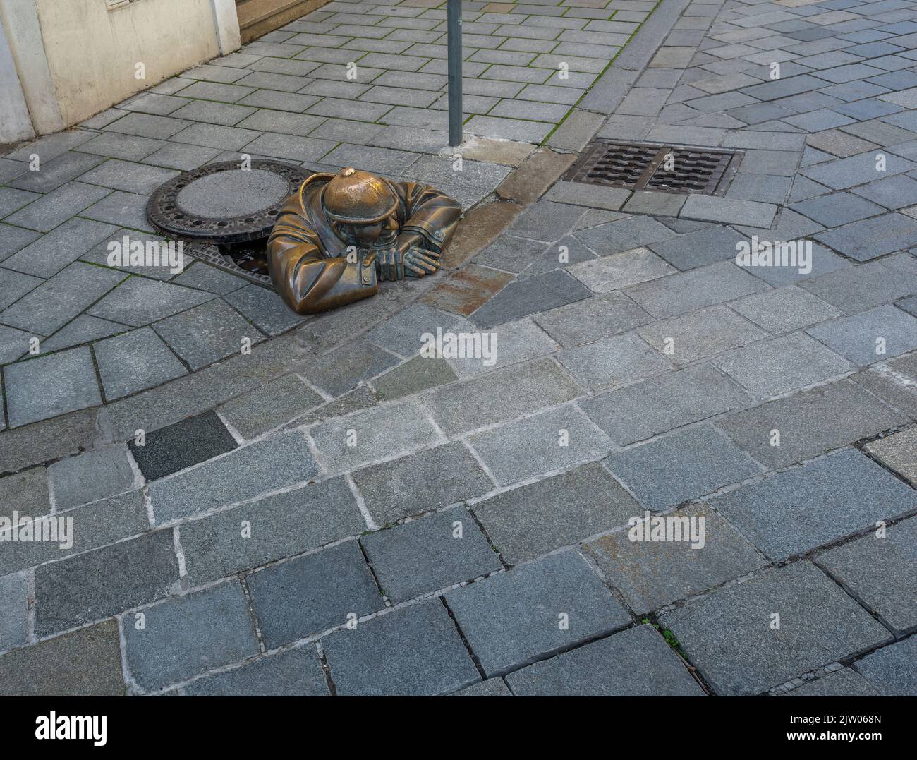 Mann bei der Arbeit Skulptur (Cumil von Viktor Hulík , 1997) - Bratislava, Slowakei Stockfoto