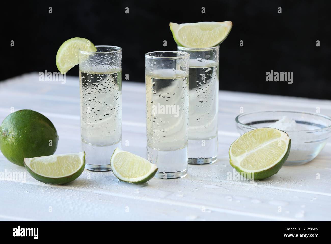 Gläser Alkohol trinken mit Kalk und Salz Stockfoto