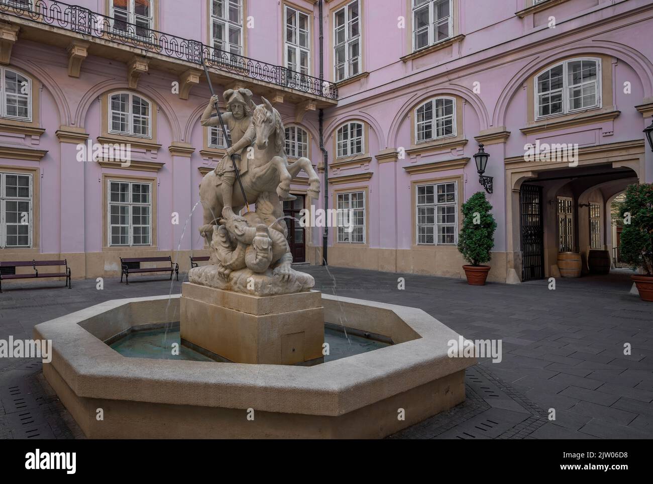 Brunnen des Heiligen Georg und des Drachen im Hof des Primatenpalastes (aus der Mitte des 17.. Jahrhunderts) - Bratislava, Slowakei Stockfoto