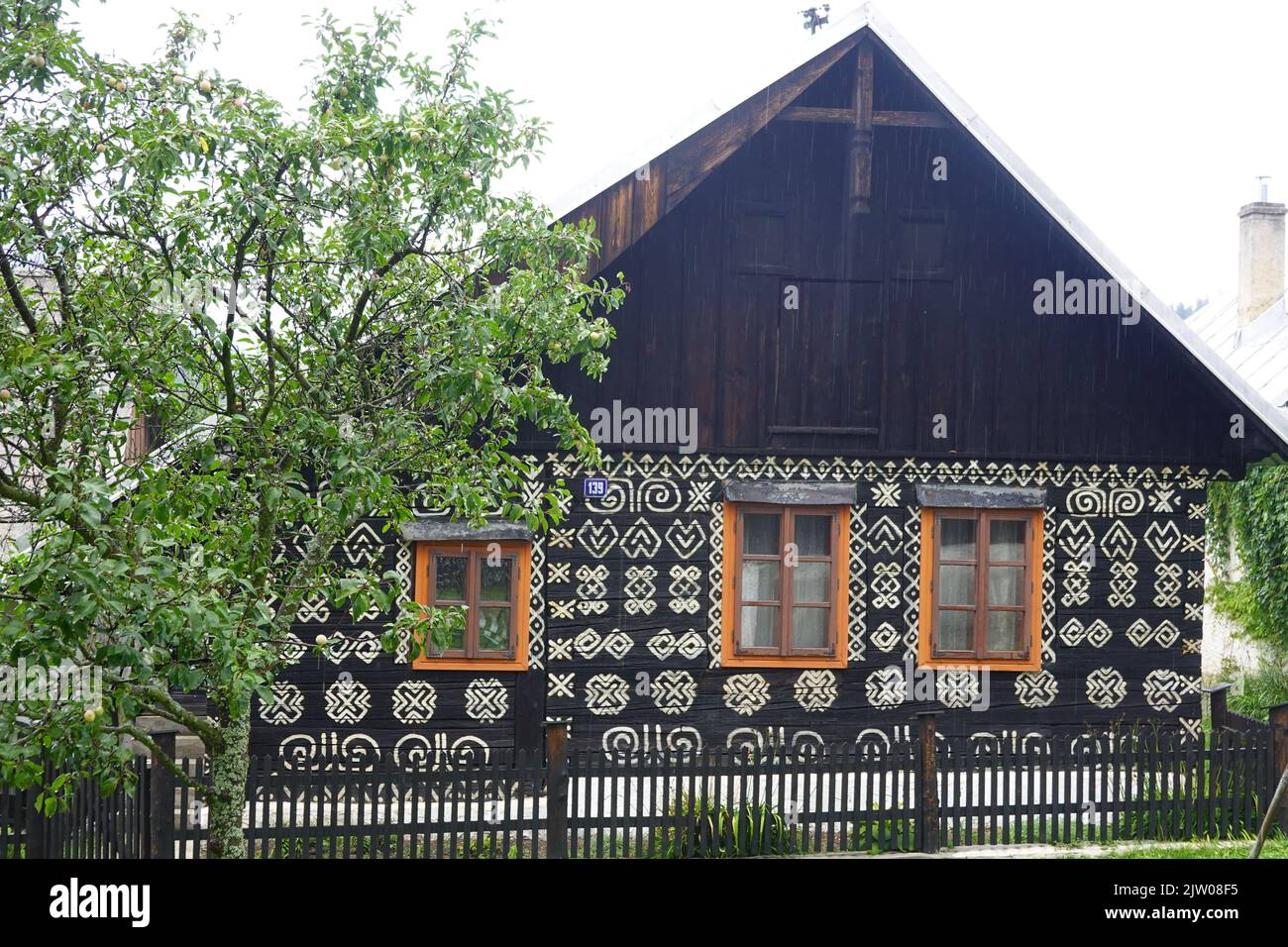 Schöne bemalte Holzhäuser im historischen slowakischen Dorf Cicmany, Slowakei Mitteleuropa Stockfoto