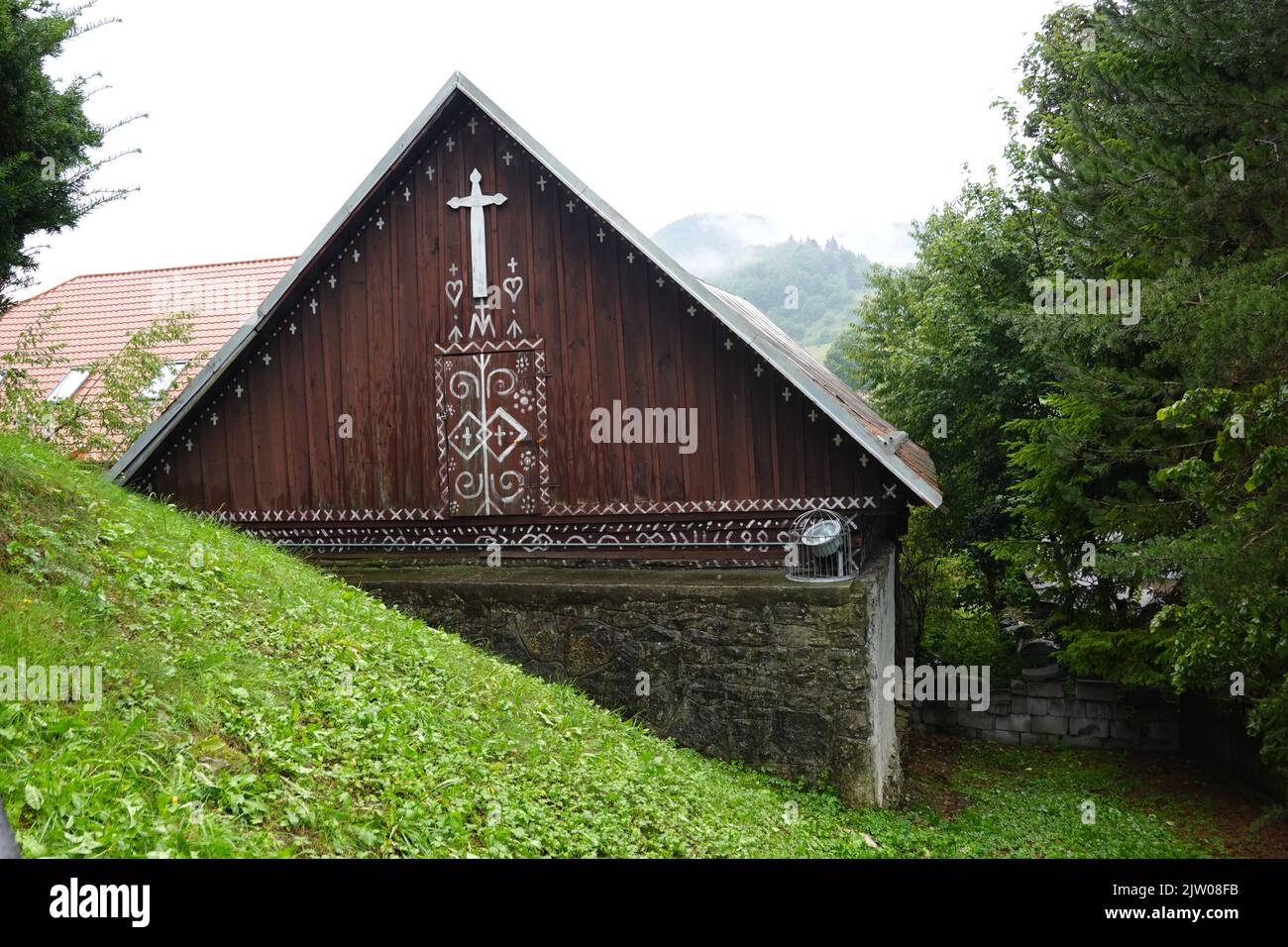 Schöne bemalte Holzhäuser im historischen slowakischen Dorf Cicmany, Slowakei Mitteleuropa Stockfoto