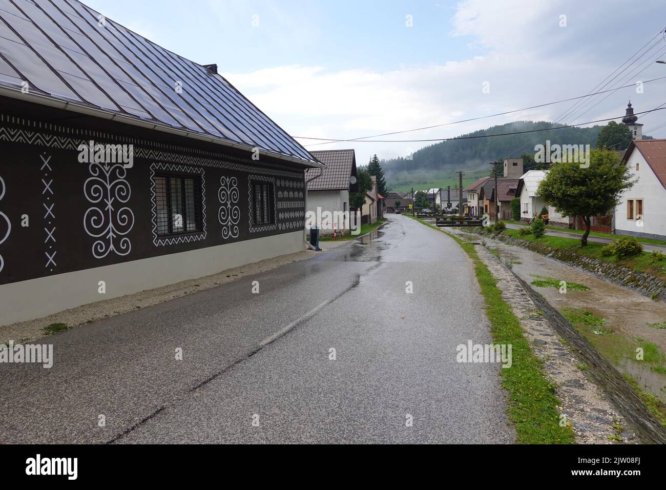 Schöne bemalte Holzhäuser im historischen slowakischen Dorf Cicmany, Slowakei Mitteleuropa Stockfoto