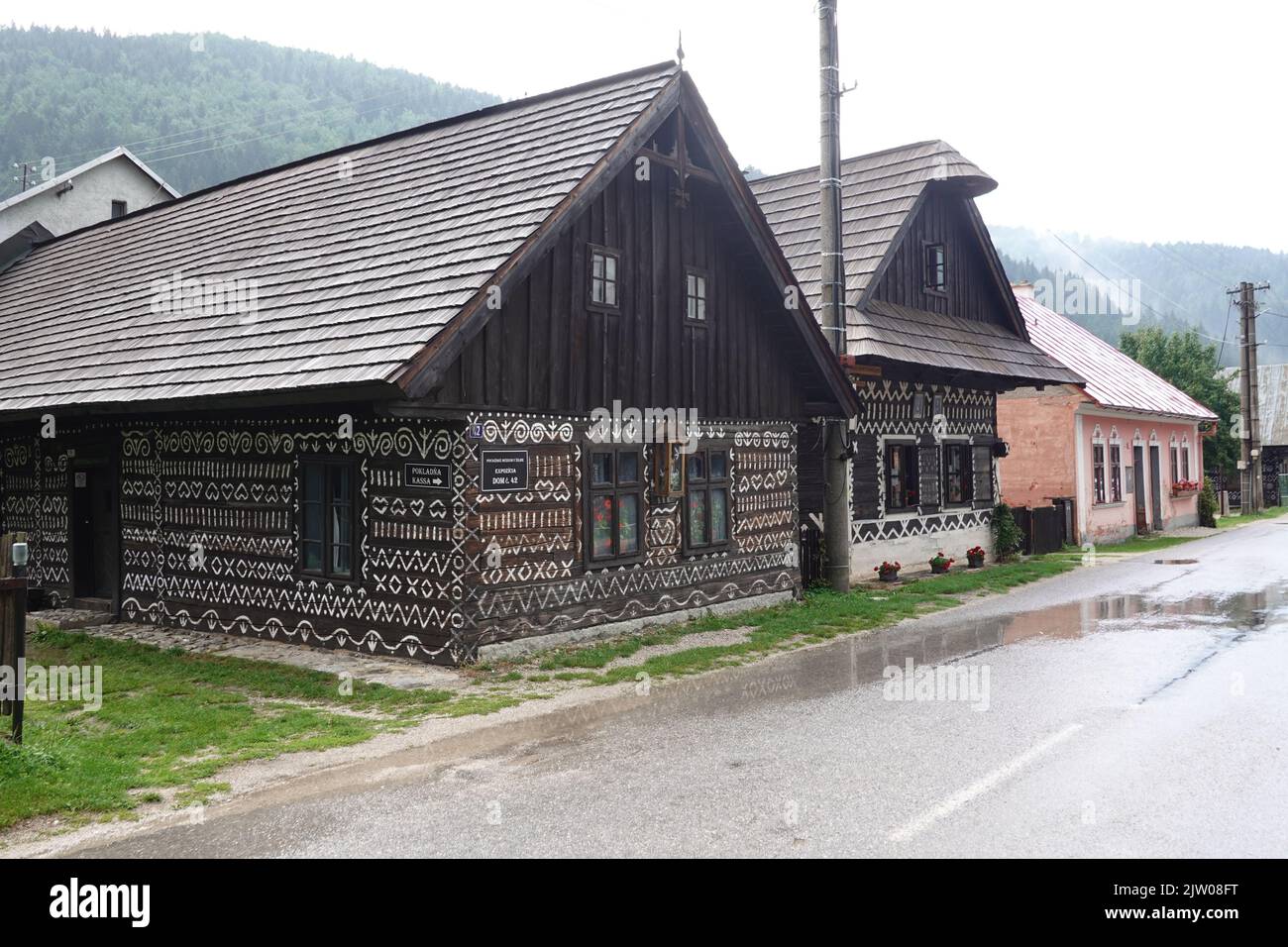 Schöne bemalte Holzhäuser im historischen slowakischen Dorf Cicmany, Slowakei Mitteleuropa Stockfoto