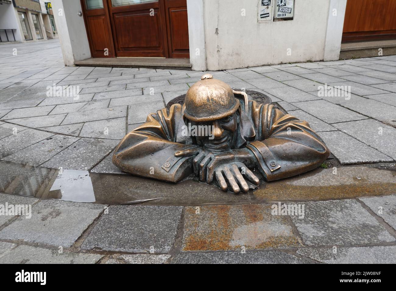 Cumil die Statue des Kanalarbeiters des Bildhauers Viktor Hulik, in einem Schacht, Bratislava, Slowakei, Europa Stockfoto