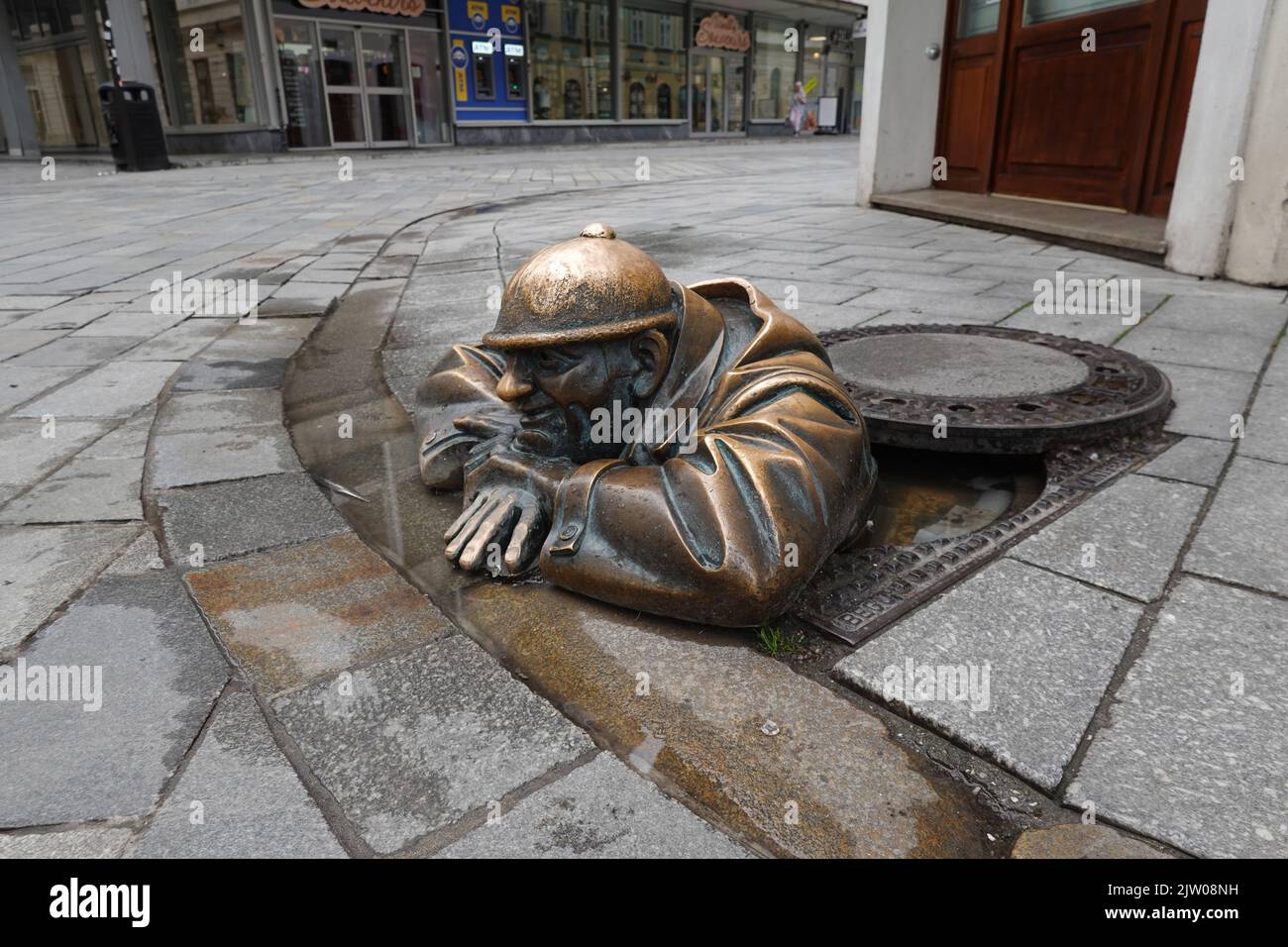 Cumil die Statue des Kanalarbeiters des Bildhauers Viktor Hulik, in einem Schacht, Bratislava, Slowakei, Europa Stockfoto